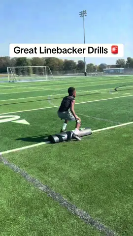 Great Linebacker Drills 🚨 -45 angle drop  - Settle and keep moving your feet -Break straight down or 45 down to ball -Sprint, gather, sprint -keep the pad level low Go follow Lekedrick flowers on instagram @flowerslekedrick 10 yr old prodigy working daily. #linebacker #youthfootball #football #bhfyp #training #nike #sport #goals #football #adidas #barcelona