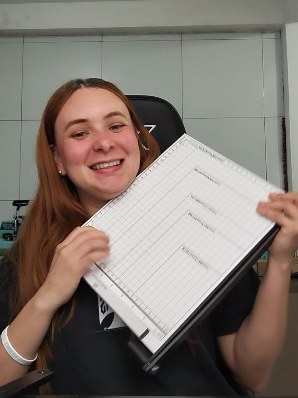 gente olha o que acabou d chegar, a minha guilhotina de papel, para quem tá começando no munda da papelaria ou dos personalizados isso aqui é essencial 😁✨🚀👇🏼 #guilhotina #mecolour #tiktokshopblackfriday #papelaria #papelariacriativa 