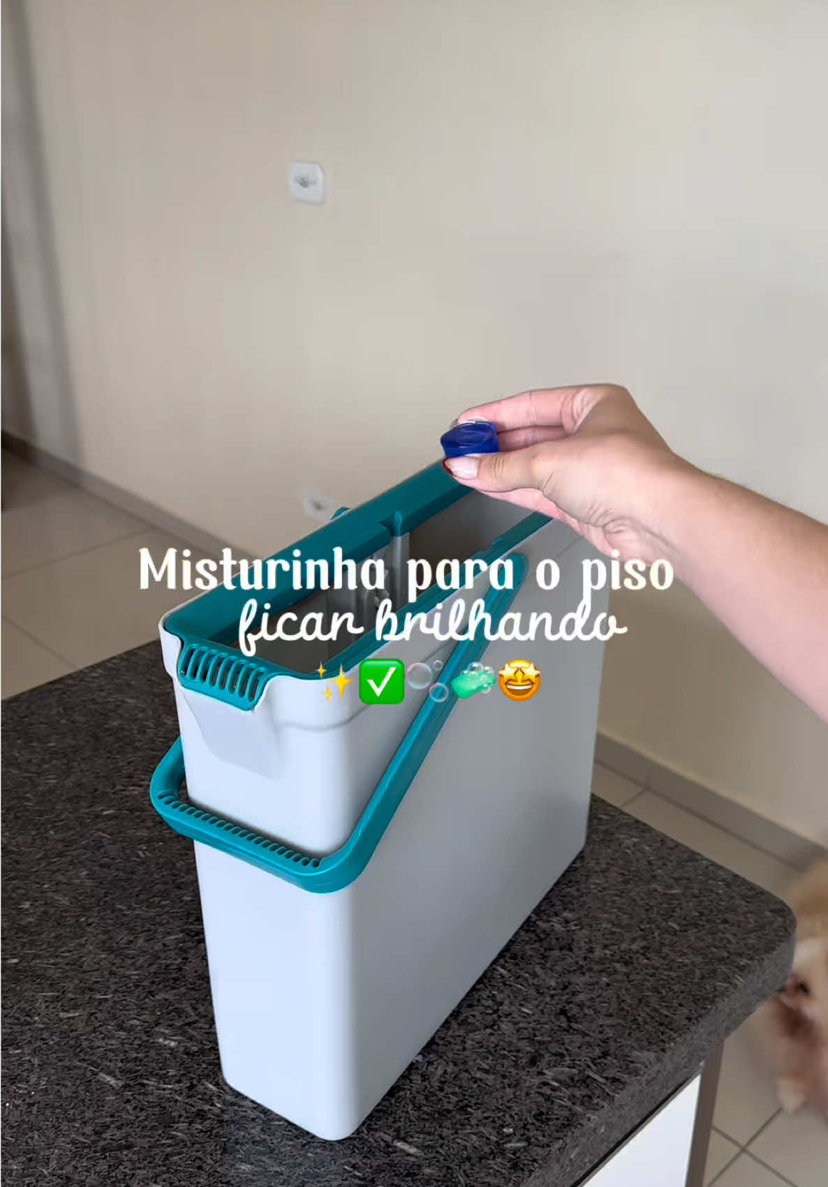 Misturinha pra deixar o piso brilhando sem esforço 🚨✅ #porcelanato #limpeza #mistura #dicas 