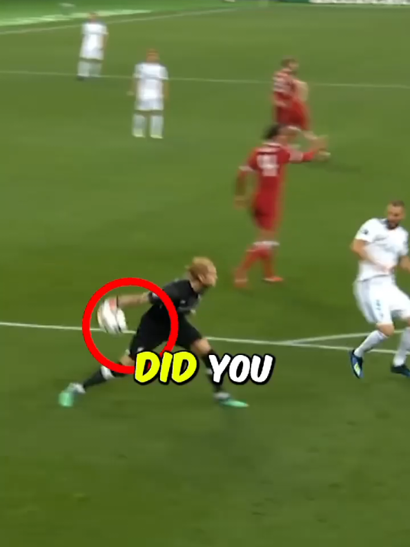 Benzema_s _lucky_ goal was actually genius 😳⚽ _football _benzema#champion #Football #shorts #usa🇺🇸 #usa🇺🇸 