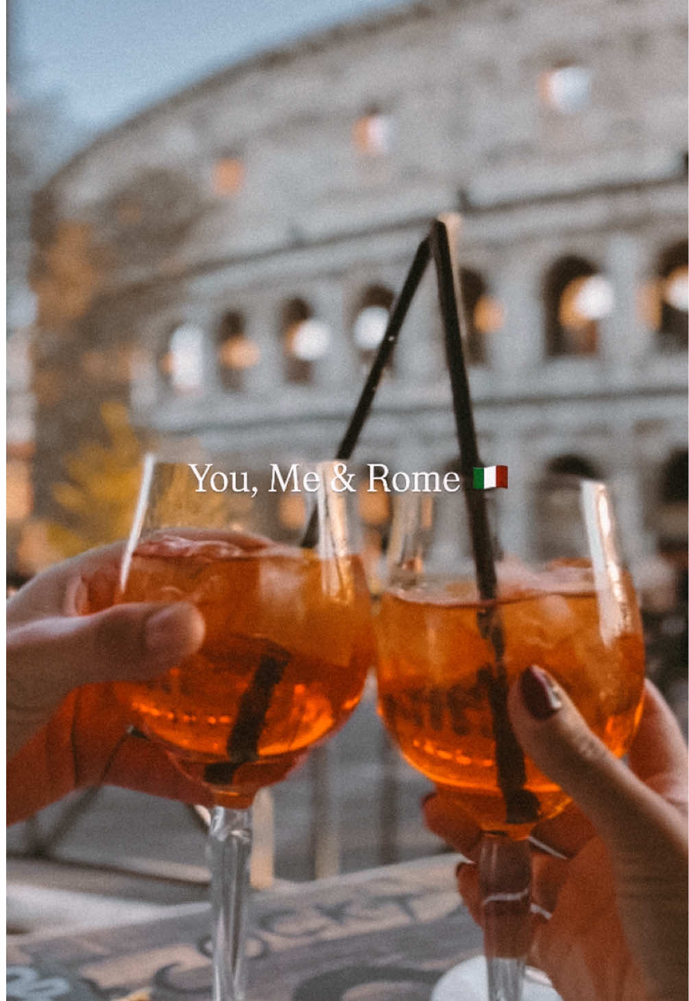 ☀️ You, Me & Rome 🇮🇹 Des Spritz, une vue sur le Colisée, et cette douce sensation de vivre pleinement. Parce qu’en Italie, chaque instant devient une carte postale. 🍹🧡 #RomeDiaries #LaDolceVita #TravelMoments #ItalianVibes #ColosseumView          