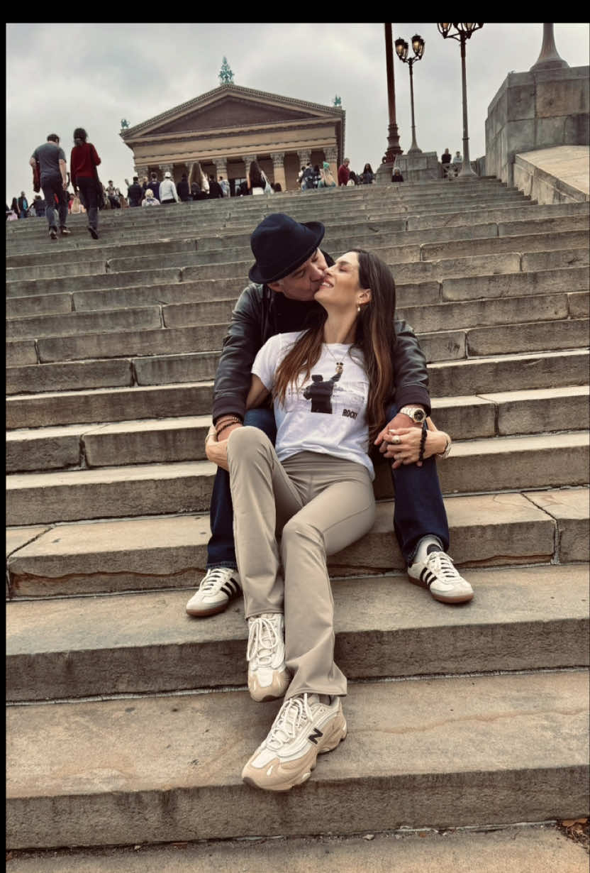 La escena de #Rocky que faltó 🥊 #rockybalboa Jurando ser actores 🤣🤌🏼 #silvesterstallone #rockysteps #philadelphia 