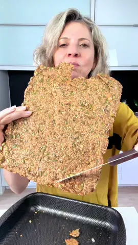 💚 Biscoito Crocante de Sementes Funcionais Vamos fazer dos nossos alimentos nosso suplemento ou remédio✨ 🌻 Ingredientes e Benefícios Funcionais 	•	1 xícara de semente de abóbora: Rica em magnésio, zinco e triptofano — auxilia no relaxamento, na imunidade e na produção de serotonina, o hormônio do bem-estar. 	•	1 xícara de semente de girassol: Fonte poderosa de vitamina E e gorduras boas que combatem o envelhecimento precoce e reduzem inflamações. 	•	½ xícara de chia: Carregada de fibras solúveis e ômega-3 vegetal — melhora o trânsito intestinal, ajuda na saciedade e regula o colesterol. 	•	½ xícara de gergelim: Riquíssimo em cálcio, ferro e lignanas — fortalece ossos e tem ação antioxidante e hormonal. 	•	½ xícara de linhaça: Contém lignanas, fibras e ômega-3 que equilibram hormônios e protegem o coração. 	•	1 colher de sobremesa de sal (preferencialmente sal rosa): Contém minerais como potássio e magnésio que ajudam na hidratação e equilíbrio eletrolítico. 	•	1 pitadinha de bicarbonato: Auxilia no equilíbrio do pH e na crocância final da receita. 	•	1 pitadinha de cúrcuma: Potente anti-inflamatório natural, com curcumina que ajuda na imunidade e na longevidade celular. 	•	1 pitadinha de canela: Estimula o metabolismo e ajuda a equilibrar a glicemia. 	•	1 pitadinha de noz-moscada: Melhora a digestão e tem efeito calmante natural. 	•	Pimenta a gosto (opcional): Contém capsaicina, que estimula a queima de gordura e melhora a circulação. 	•	¼ xícara de gelatina incolor sem sabor: Excelente fonte de colágeno — contribui para articulações, pele e unhas fortes. 	•	2 claras de ovos: Proteína pura e leve, essencial para reparo muscular e textura crocante na receita. 🍪 Modo de Preparo 	1.	Em uma tigela grande, adicione todas as sementes, sal, bicarbonato e temperos. 	2.	Misture bem até obter uma combinação homogênea. 	3.	Acrescente as claras de ovos e misture novamente até que tudo esteja bem incorporado. 	4.	Espalhe a massa em duas formas (35 cm x 30 cm) antiaderentes untadas com azeite o segredo é deixar a massa bem fininha 🤩 	5.	Leve ao forno pré-aquecido a 160 °C por 25 a 35 minutos, até dourar e ficar crocante. 	6.	Espere esfriar e guarde em potes herméticos — assim o mix mantém a crocância por semanas! 🌿 Dica da Cleci Perfeito para acompanhar café da manhã, iogurtes, frutas, saladas ou simplesmente como snack saudável entre as refeições. #Clecireceitas #saudabilidade #snackfuncional #sementesdobem #longevidade      