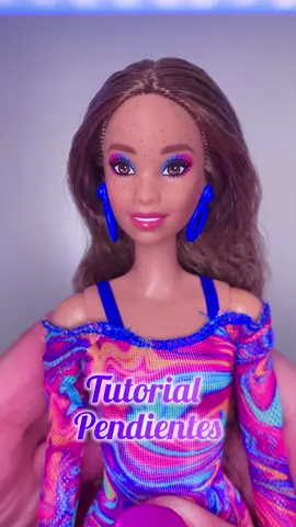 Tutorial de como hacerle pendientes a tus Barbie o cualquier otra muñeca paso a paso y de manera muy fácil que va genial 💜✨ #barbie #dolls #mattel #coleccion #nostalgia 