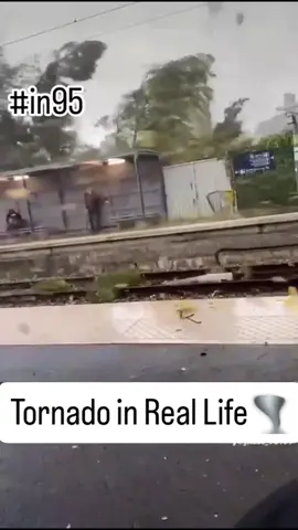 🌪️ Tornade à Ermont, Val-d’Oise. En quelques secondes, la nature a montré sa puissance. Arbres déracinés, toits envolés, rues dévastées… 🙏 Courage à tous ceux touchés, et respect aux secours mobilisés. #Ermont #Tornade #Valdoise #Orage #tornado 