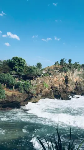ombaknya emang berisik,tapi bikin tenang🌊🌊 #pantaivibes  #ombakpantai   #keepstrong  #pantaigunungkiduljogja 