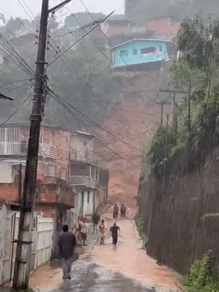 Filmagem real mostra o momento em que um deslizamento destrói casas em um morro no #fypBrasil”#tragédia #deslizamento #chuva #bombeiros #notícia #filmagemreal #sora2 #brasil #shorts #viral #realismo #dramaurbano