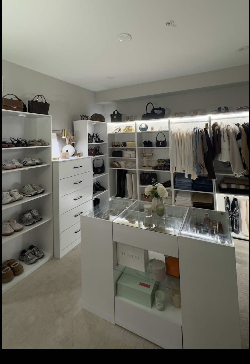 It’s official once I switch my wardrobe. So excited for the cooler weather🤭🤎 #diycloset #wardroberefresh #fallaesthetic #minimaliststyle #fallvibes 