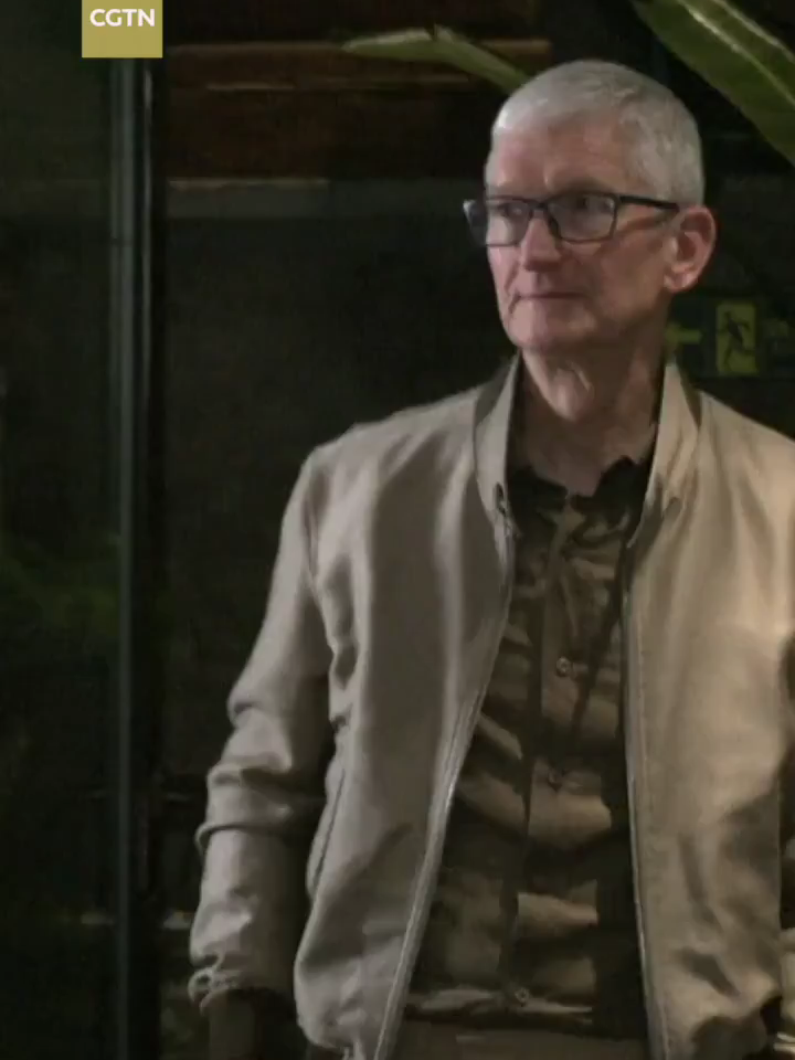 Apple CEO #TimCook, on his second visit to #China this year, expressed confidence in the future of artificial intelligence and its related technologies. On Wednesday evening, he visited a shadow puppetry-themed hotel in Beijing's Shichahai, where he experienced traditional Chinese folk art and watched an AI demonstration that creates personalized puppetry designs using keywords.