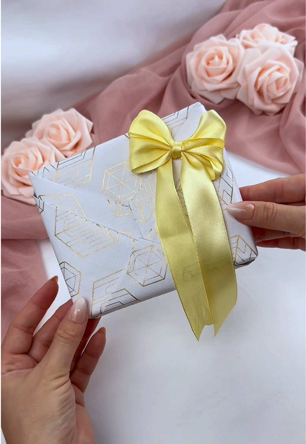 The easiest way I use to tie a bow for gifts. #gift #bow #ribbonbow #dryflowers #giftidea 