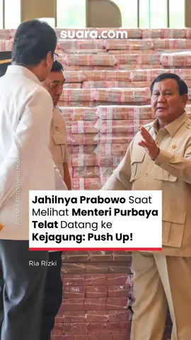 Udah pernah lihat seorang menteri lari-lari gegara telat? Kalau belum, nih lihat aksi Menteri Keuangan Purbaya Yudhi Sadewa. Purbaya harus lari-lari gegara telat datang ke acara penyerahan uang pengganti keuangan negara dalam perkara tindak korupsi fasilitas ekspor minyak kelapa sawit Rp13,2 triliun di Kejaksaan Agung RI, Jakarta, Senin (20/10/2025). Dari video yang beredar, Purbaya berlari kecil dan langsung memberi salam hormat kepada Presiden Prabowo Subianto dan para pejabat. Melihat menterinya telat, Prabowo sempat meminta push up. Tapi bercanda yeeeee~ #prabowo #prabowosubianto #purbaya #fyp #viral