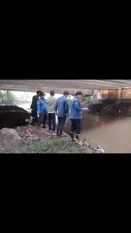 operasi gabungan team sar dan relawan pencarian orang hanyut di Gren like city petir Cipondoh kota Tangerang  di lanjutkan esok hari pencarian nya demikian informasi terima kasih #ambulancekehidupancepatsigap #mediatanggerangsiber #sahabatyatim#relawan #medis 