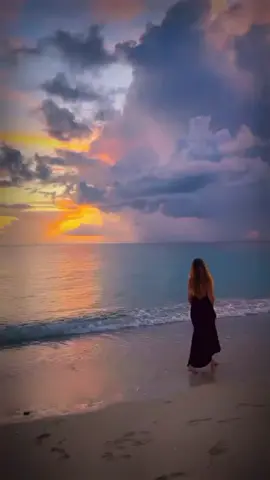 ولي فؤاد اذا طال العذاب به ، هام اشتياقآ الى لُقيا معـذبـه يفديك بالنفس صبّ لو يكون له اعز من نفسه شيء فـداكَ بـه🤍🍁