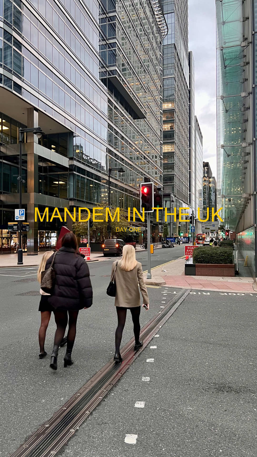 An incredible stay in London with my little sister — the best partner for this adventure. Today, it's not a fashion video... but a dive into my lifestyle universe. The one where I discover, I live, I enjoy. 🫶🏾✨ #london #fyp #canarywharf #travel #viral 