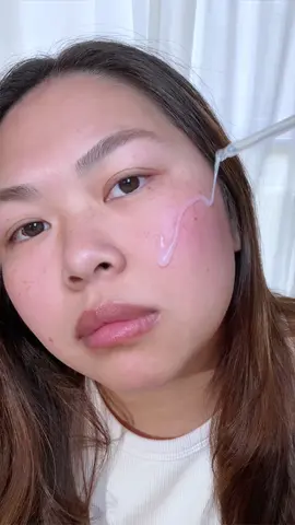 Been loving the CHALLANS de PARIS Ampoule de Albarosa lately. The texture feels silky and smooth, not sticky at all. it sinks in fast and leaves my skin looking fresh and glowy. It’s made with niacinamide, rose extract, and natural humectants that pull in moisture so well. My dry skin feels super soft and hydrated all day, like it actually locks the moisture in instead of just sitting on top. Perfect for when my skin feels tight or dull this one brings it back to life. @challansdeparis_kr #challansdeparis @샬랑 드 파리 CHALLANS de PARIS 