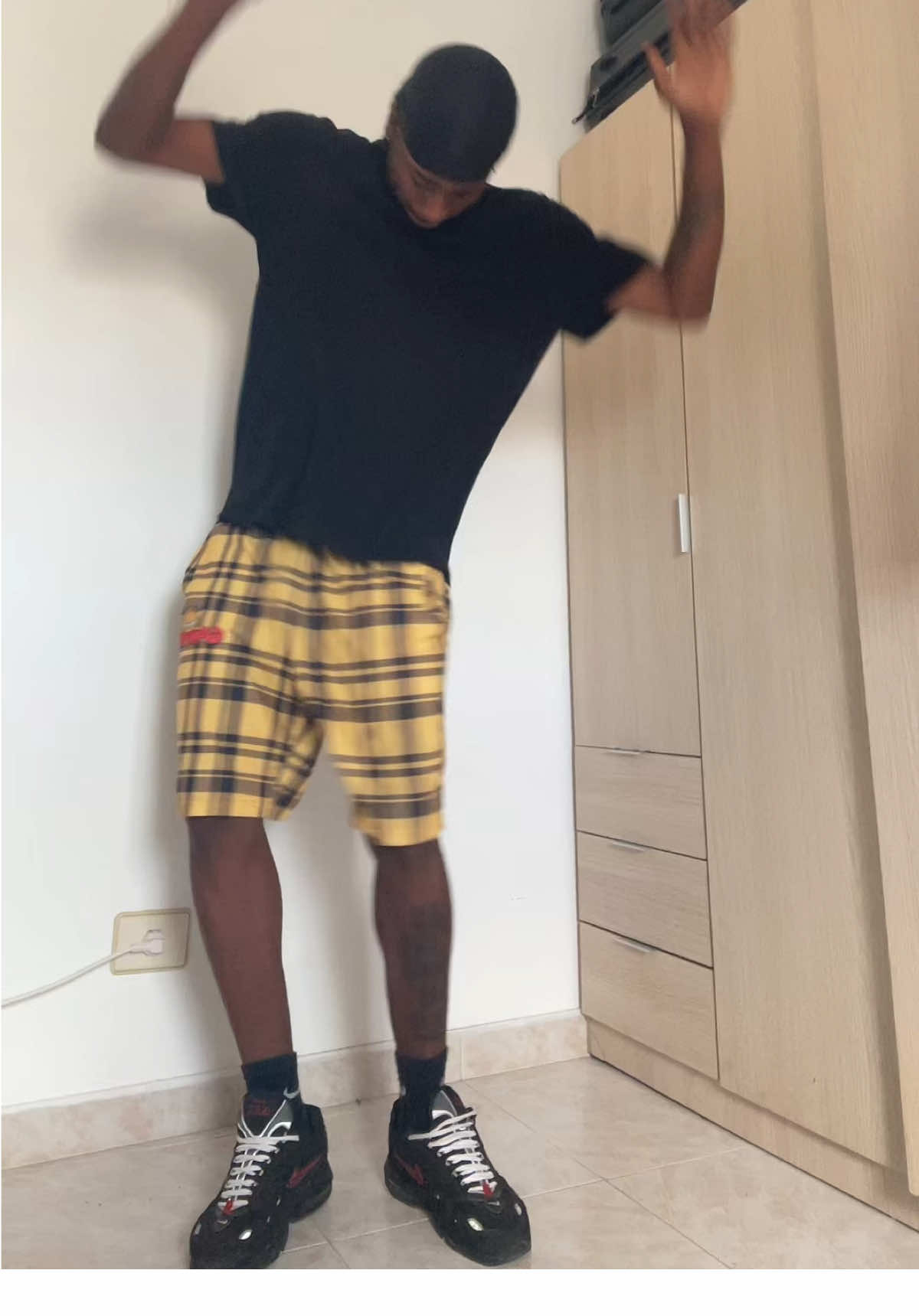 mirror mirror on the wsll 👀 #dancechallenge #trendingnow #fypp #tripout #fouryoupage 