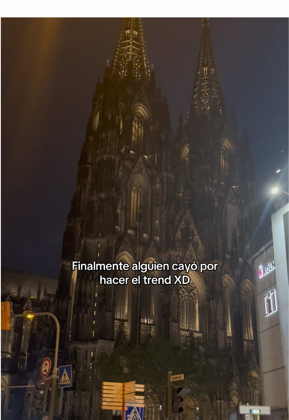 Vi niñas subiendo al semáforo, en algún momento iba a pasar 🤦🏽‍♀️ #köln #colonia #alemania #trend #contenido 