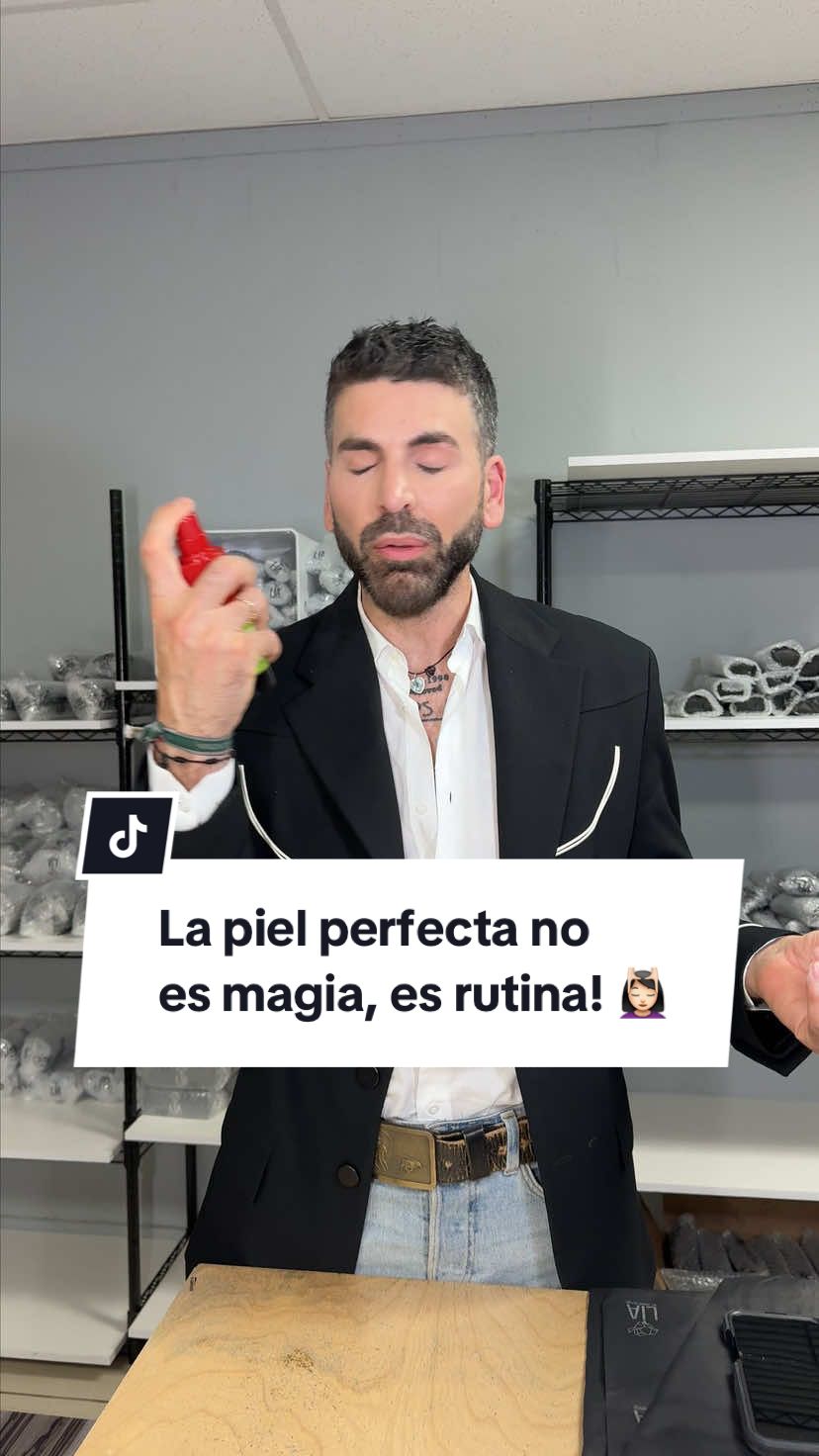 Tener una piel hidratada no es cuestión de suerte, es de constancia. 🖤 Cada paso cuenta y cuando haces tu rutina en orden, tu piel te lo agradece con ese glow natural que amamos.  👉 Los productos están disponibles en el website www.liabyjomarigoyso.com o llamando al 1-800-303-0494 #LIAbyJomariGoyso #JomariGoyso #Skincare #RutinaDeBelleza #GoldenRose