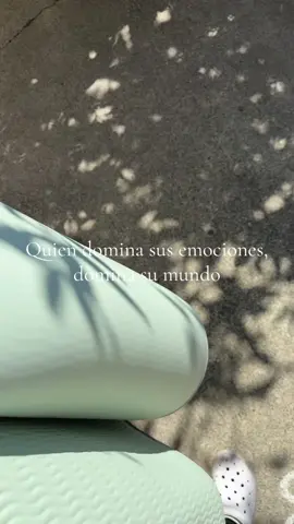 🧘🏽‍♀️ El autocontrol es fuerza. La calma es maestría. Tienes que llegar a un punto en que tu estado de ánimo no cambie en función de las acciones insignificantes de otra persona. No permitas que otros controlen la dirección de tu vida. 🩵 #bienesta #autocontrol 