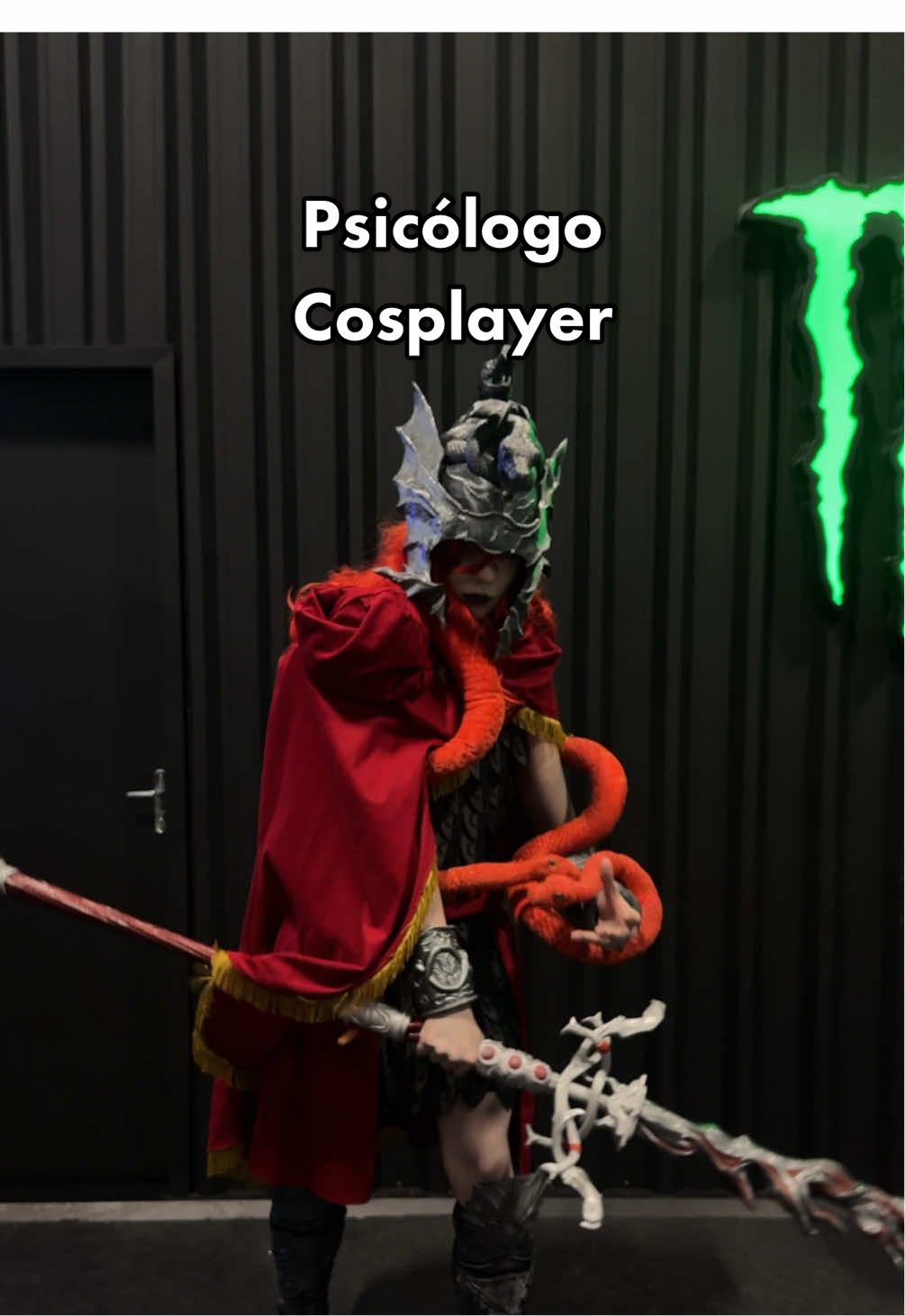 Lembrando que fazer cosplay não significa se identificar com o personagem da fantasia! Às vezes gostamos muito de uma obra e da posição que determinado personagem exerce ali (já fui muito julgado por fazer cosplays de vilões kkk). Lembrando que são personagens fictícios então apenas podemos supor e observar de forma superficial suas condições psicológicas. Cosplay do Messmer produzido por @jkraft_3d  Cosplay de Ulquiorra produzido por @atelier_sayu  Capacete do Ulquiorra produzido por @gabeemoon  E você, qual personagem tr4nstornad0 é o seu favorito?  Psicólogo Milton Alves | CRP: 06/189819 #cosplaybrasil #psicólogo #eldenring #psicologia 
