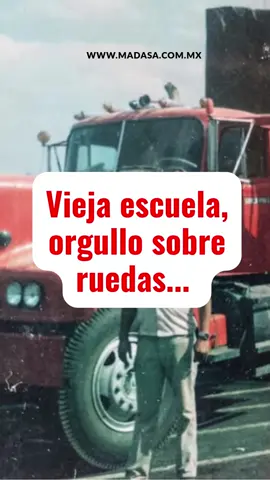 🚛🇲🇽 Dicen que antes los camiones eran puro fierro… y los traileros, puro corazón. Aquellos hombres forjaron camino cuando las rutas eran solitarias y el rugido del motor era su única compañía. Su tráiler era casa, amigo y testigo de amaneceres infinitos. Sin colchón, pero con orgullo y coraje de sobra. Los de la vieja escuela no tenían GPS, pero conocían el país de memoria. Esa generación dejó huella en el asfalto… y su espíritu sigue rodando en cada motor que arranca rumbo a lo desconocido.  #trailerosmexicanos🇲🇽💯😎 #trokeros #paratii #viraltiktok #camiones 