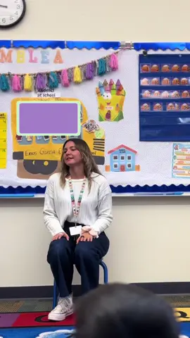 ✨ Aprendiendo español en la asamblea ✨ Hoy recitamos “La ventanita de la clase” con mis peques de Kindergarten 💛en la rutina de averiguar el tiempo atmosférico ⛅️  Como maestra de Dual Language, enseño en inglés y en español… ¡y no me deja de sorprender lo rápido que aprenden cada palabra! 🌟 #DualLanguage #KindergartenLife #AprendiendoEspañol #bilingualkids 