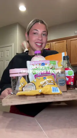 Coconut chia pudding jars 🥥🍓#chiapudding #puddingjars #chiaseeds #coconut #izzysrecipes 