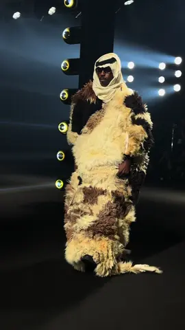 قرمز ❤️ .. ،، #فاشن_ويك 