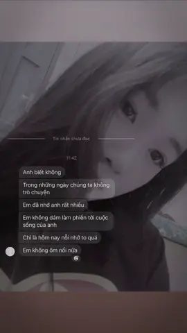 “ Anh à, có lẽ trong mắt anh em chỉ là một giấc tạm bợ, một kỷ niệm buồn cười và dễ bỏ qua khi nghĩ lại một mình với chút chênh vênh. Nhưng anh có thể đừng là một chốt chặn, nhấn sâu vào trong em, bằng nghe lặng im đến chuẩn xác, anh sẽ hiểu rằng có lẽ những điều đó không phải là vô nghĩa như thể anh từng xem qua một thứ. Thật sự thì em chưa bao giờ hiểu được. Nỗi buồn lặng lẽ như những cơn mưa, nhẹ nhàng rơi mà không hay biết, nhưng em cảm thấy nó tràn ngập từng ngày bên em. Nó là những cơn sóng vỗ về bãi cát, như anh nhẹ nhàng bước chân vào đời em, nhưng không ở lại, em chẳng thể giữ anh. Em không trách anh, nhưng em trách mình vì không đủ đẹp để giữ lấy anh, vì không đủ rực rỡ khiến anh ở lại. Em thương mình thật thà, để rồi phải tự làm đau mình trong những thứ không thể, phải cười giả vờ mỗi ngày trong nỗi cô đơn mà không ai hay biết. Em không trách tình yêu vì tình yêu không có lỗi, em chỉ trách duyên phận mình bạc bẽo, gặp anh là định mệnh, nhưng giữ được anh là do mình. Nhưng em thất bại rồi. Em chưa từng mong sẽ được yêu lại lần nữa, bởi em sợ yêu thêm một lần sẽ càng tổn thương thêm. Em sợ bị bỏ lại, sợ bị quên lãng, sợ những yêu thương một thời trở thành hoài niệm. Nhưng, anh à, em vẫn thương anh, dù không có quyền gì để yêu, em vẫn dành cả trái tim này cho anh, dù chỉ trong những giấc mơ.🤭 “#uyennhiy #xuhuong 