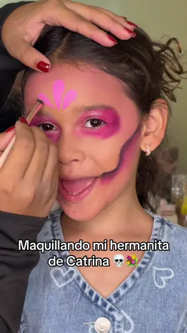 De las cosas que más amo hacer💕 maquillar y grabar a Salo y ella lo ama tanto como yo #fyp #makeup #catrina #halloween 