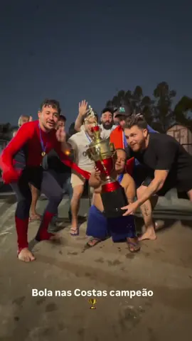 Bola nas costas, campeão! 😂⚽ Mas valeu o esforço e a gargalhada 🤣 #GustavoTubarão #TurmaDoTubarão #CraquesDaBagunça