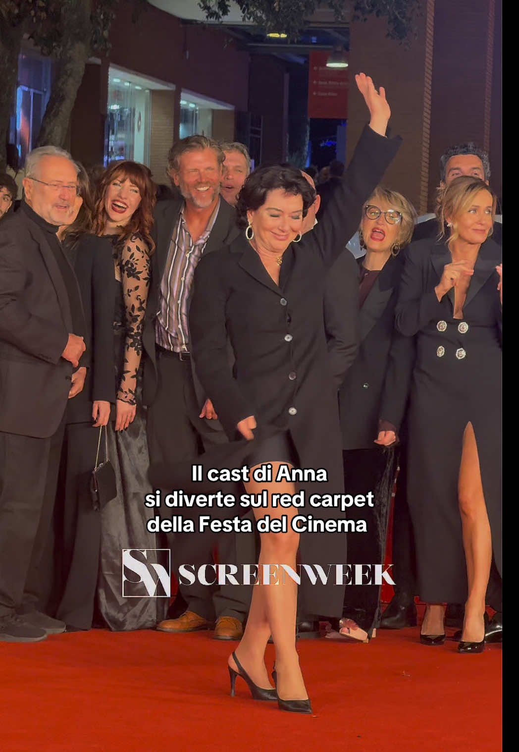 Il cast di Anna, il nuovo film di Monica Guerritore si diverte sul red carpet della Festa del Cinema di Roma #RoFF20 #FestaDelCinema #festadelcinemadiroma #AnnaIlFilm #cast  
