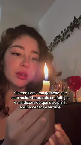 Não sou uma pessoa que posto muitos feitiços nas redes, até porque muitas das vezes são práticas particulares minhas. Mas é incansável o número de pessoas que procuram redes que postam feitiços para “aprenderem” e “reproduzirem” sem, ao menos, ter o mínimo de informação sobre.  É triste ver que o dogma tem sido menos valorizado do que uma runa para passar em prova, ou para atrair um amor.  Sempre vou frisar que o aprender vem antes do reproduzir, o entender vem antes do fazer, o respeito vem antes do feitiço.  Mirtilo, 20/10/25 #bruxaria #fypシ゚ #witchtok #feitiço 