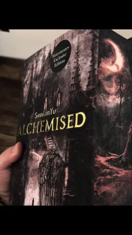 I also managed to get my hands on the waterstones edition🤩 The sprayed edges are the absolute best out of all I’ve seen so far! #alchemised #alchemisedbysenlinyu #senlinyu #kaineferron #helenamarino 