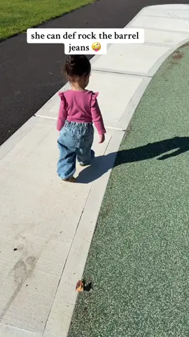 Not me though 😂 #barreljeans #jeans #fashion #fyp #viral 