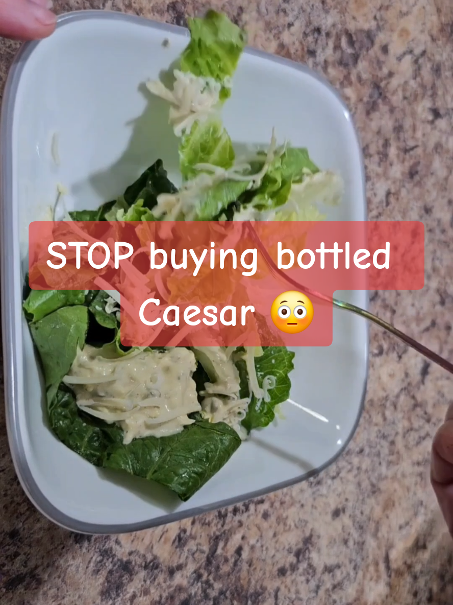 Not a fan of that fishy anchovy flavor? Same. This Caesar dressing is super thick, crazy flavorful, and honestly… I just dip my lettuce right into it. It’s THAT good. 😍 #CaesarSalad #SaladLovers #HomemadeDressing #ThickAndCreamy #bellabooslunches 