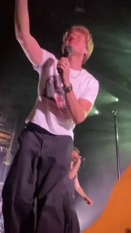 Another awesome moment in Montreal, when Zach takes my phone and films from the stage!! #buildingtheband #midnighttillmorning #boybandera @Midnight Til Morning HQ @Zach Newbould 