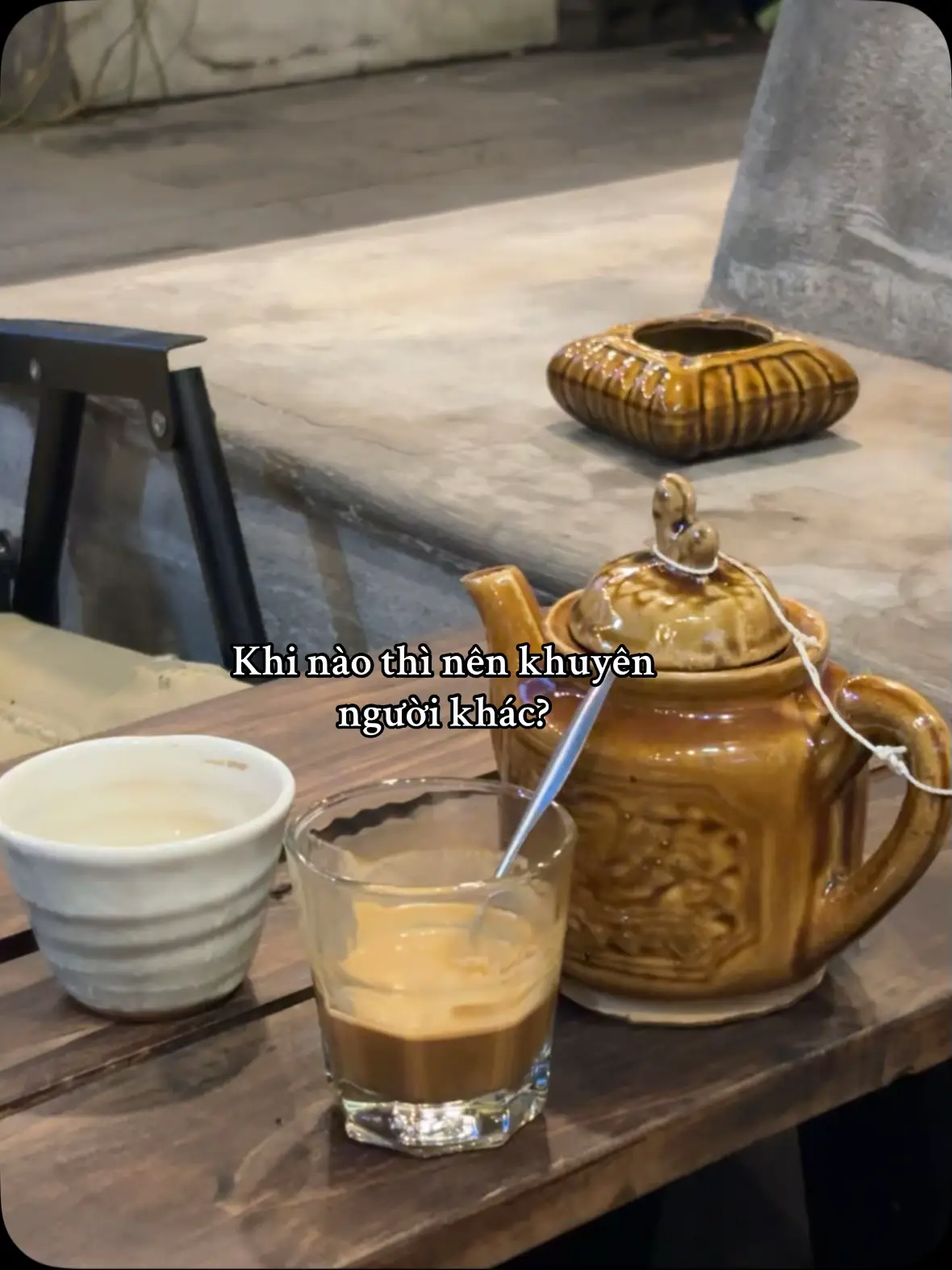 Khi nào thì nên khuyên người khác? Người xưa tu Đạo rất ít khuyên can ai. Bởi khi đã đắc Đạo, đạt được sự thấu hiểu âm dương, không mấy khi can thiệp vào chuyện người khác. Kể cả khi họ thấy rất rõ người đó đang đi vào đường khổ. Họ chọn im lặng. Không phải vì vô tâm, mà vì tâm họ đã hòa vào Thiên lý. Họ biết rõ rằng: mỗi người đều đang đi đúng con đường họ phải đi - dù nó có đau đớn đến đâu. 