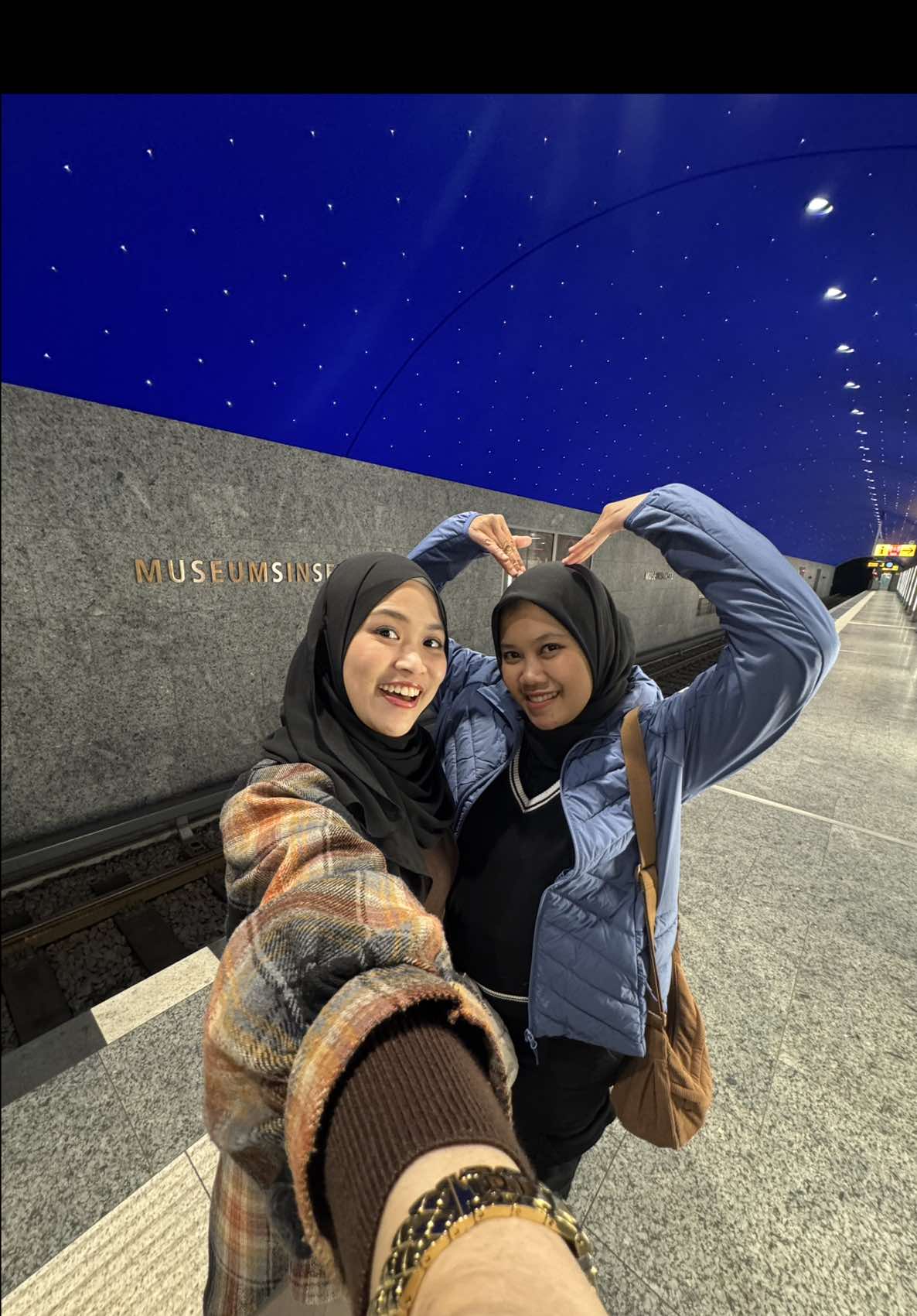 Girls time 💅🏻🫦 #ubahn #berlin #wagipagsabi #dance 