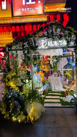 🎂 1021 Happy Birthday to Deng Lun 💚🎈 2025.10.21 📍 Shijiazhuang Huoshe เมื่อคืนนี้กลุ่มของแอดได้สร้างสรรค์ผลงานเรือนแห่งแสง ด้านหน้าร้านหม้อไฟ เต็มไปด้วยดอกไม้หลากสีสันและแสงดาวประดับระยับตา พร้อมวางโปสการ์ดเอาไว้ให้แก่ผู้มาชมได้หยิบกลับไปเป็นที่ระลึก — แสงวิบวับทอประกายดุจของขวัญ อันกาลเวลาเชือดเฉือนผืนผ้าแห่งความอ่อนโยน เส้นแสงทุกเส้นโอบห้อมล้อมความกล้าเพื่อก้าวเดินต่อไป ดวงดวงใจเป็นบทเริ่มต้น ณ ห้วงอันอ่อนโยนสุดในหัวใจ เก็บรักษาเรื่องราวที่ยังไม่สิ้นสุดและความฝันแรกเริ่ม แสงนำทางจากดวงใจ ประทีปดวงนั้นยังส่องสว่างไม่รู้ดับ เปล่งประกายในช่วงยามรอยต่อของเวลาเช้าและเย็น ทะลุผ่านม่านหมอก ส่องสว่างบนเส้นทางคดเคี้ยว ย่างก้าวบังเกิดแสง ใต้ฝ่าเท้าดอกดาวประกายวาบ แต่ละก้าวล้วนเขียนบทกวีแห่งแสงไว้บนผืนพิภพ ขอให้คุณสามารถใช้กาลเวลาเป็นผืนผ้า ใช้ประทีปดวงใจเป็นปากกา เขียนบทเริ่มต้นของตนเอง ก้าวไปสู่ดวงดาวและห้วงไกล พบกับสุขสันต์วันเกิด เติ้งหลุน 拾光为礼，将岁月缝制成温柔的绸缎，每一缕光线都包裹着前行的勇气。 芯房为序，在心间最柔软的角落，珍藏着未完待续的故事与初生的梦想。 芯灯为引，那盏不灭的心灯在晨昏交替间摇曳，穿透迷雾，照亮蜿蜒小径。 步履生光，脚下便绽出星火，每一步都在大地上写下光的诗行。 愿你能以时光为帛，以心灯为笔，在自己书写的序章里，走向星辰与远方。生日快乐，邓伦。 แปล/เรียบเรียง : JN4L 🎞️ cr. 💚芯爱的伦 ✳️ นำข้อมูลไปใช้กรุณาให้เครดิตเพจด้วยนะคะ✳️ Admin J. 🐨 X | @j4lunlunlun , @OporAllendeng IG | @jn4l1021 Tiktok | @jn4l1021 , @oporallen #allendeng #邓伦  #denglun #เติ้งหลุน #DLTHFC 