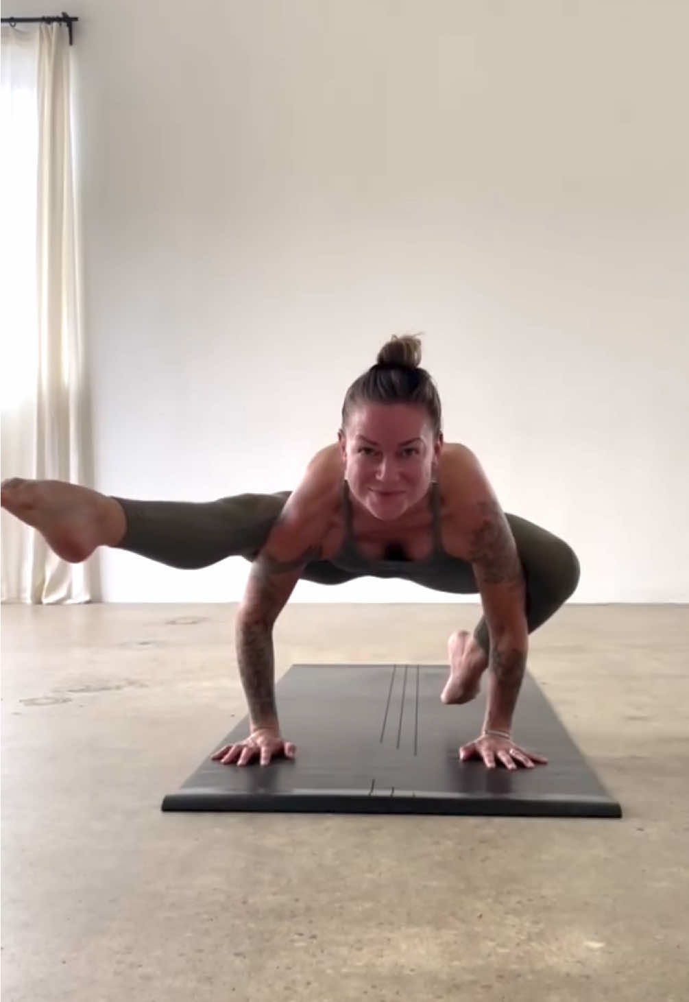 Doo doo doo dooooooo  #spitfyreyoga #armbalance #halfcrowhalffirefly #tittibhasana #bakasana 