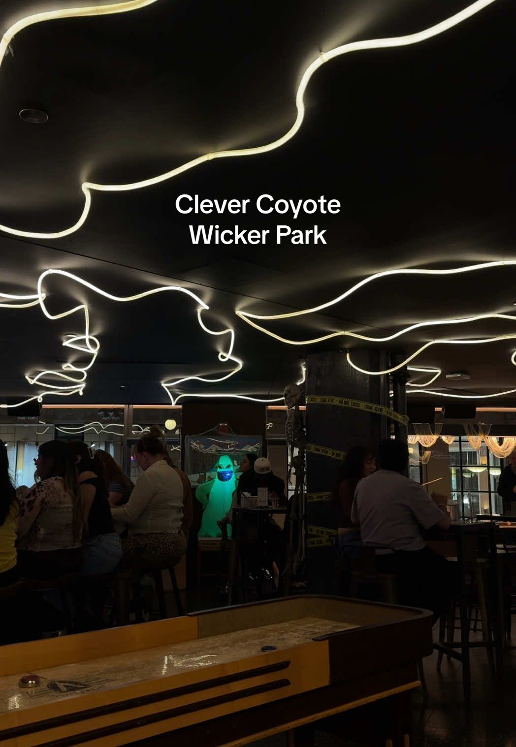 let’s check out the Halloween vibes at Clever Coyote in Wicker Park 🎃💀♟️  #chicago #chicagococktailbars #cocktailbar #halloweenbar #halloweeninchicago 