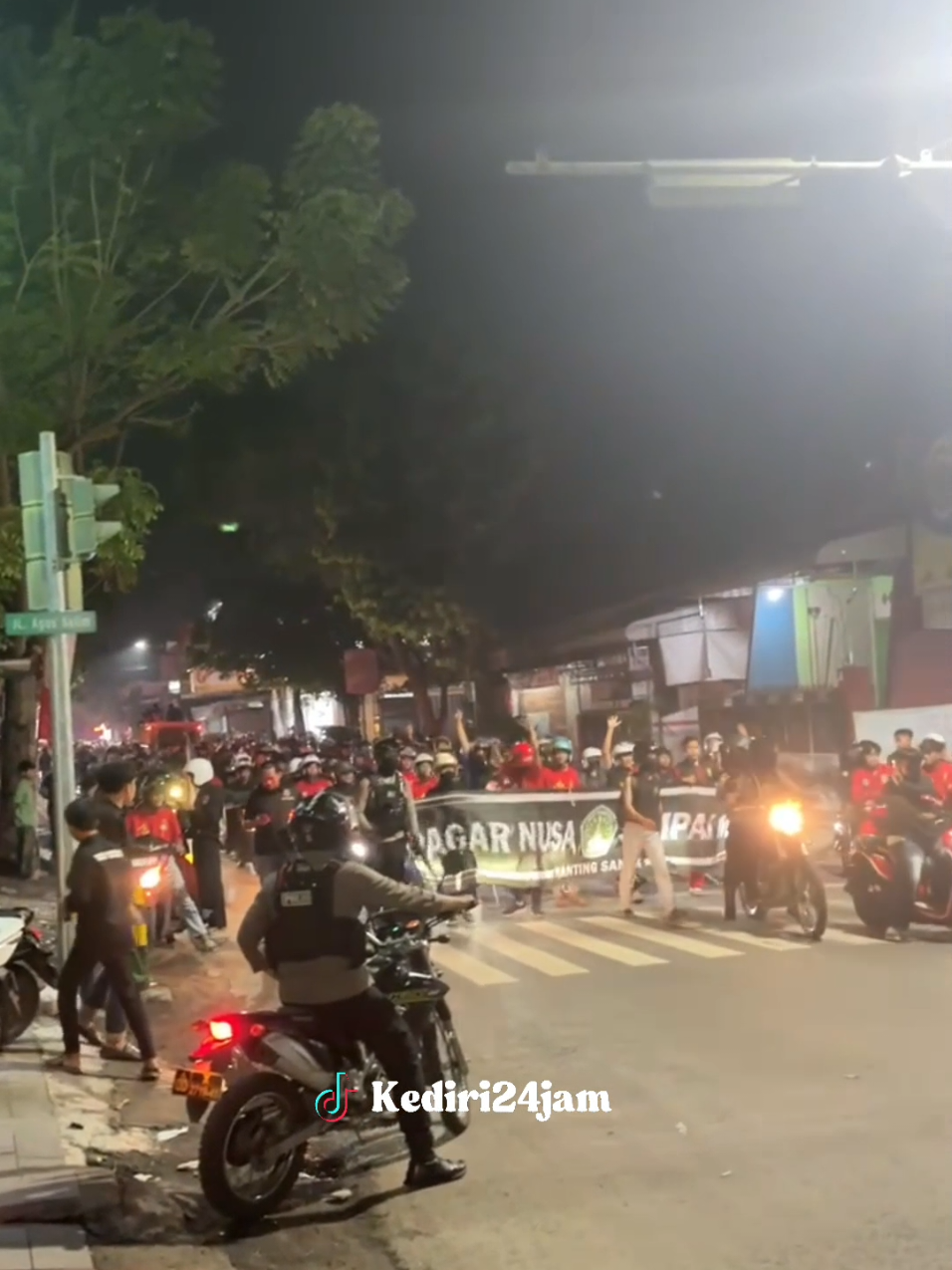 Polres Kediri Kota Melaksanakan Pengamanan Jalur Dalam Kegiatan Lirboyo Bersholawat Senin 20 Oktober 2025 malam. #kediri24jam  #polreskedirikota  #lirboyobersholawat 