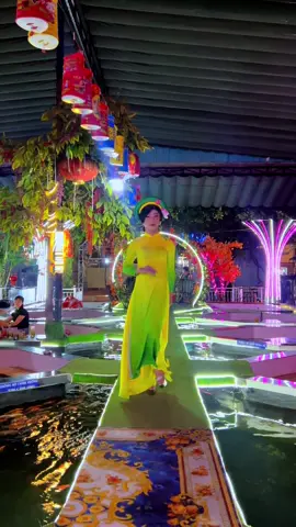 Thước tha dịu dàng quá Lan ơi#catwalk #aodai #lotoshow #CôĐàoKimLan #hoahauvietnam 