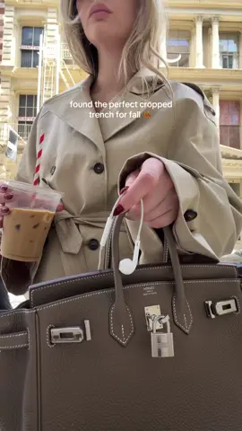 my fall uniform in NYC when I don’t know what to wear: a cropped trench & satin pants #minimalstyle #falloutfits #autumnfashion #fallwardrobe #trenchcoatoutfit 