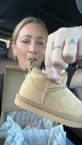 Waterproof AND a zipper on these kids boots?? So freaking smart🥹👏🏼 #kidshoes #toddlermom #christmasgiftideas 