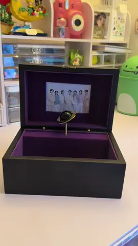 Mi merch box soñada; en el tiempo que la estaba buscando la encontré incompleta (sin brazalete y pc) pero igual la amo con todo mi corazón 💖. #bts_official_bighit  #btsarmy #bts #jungkook #jin 