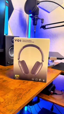 Noise canceling headphones. A snug fit around the head and have a super nice sound #headphones #bluetoothheadphones 