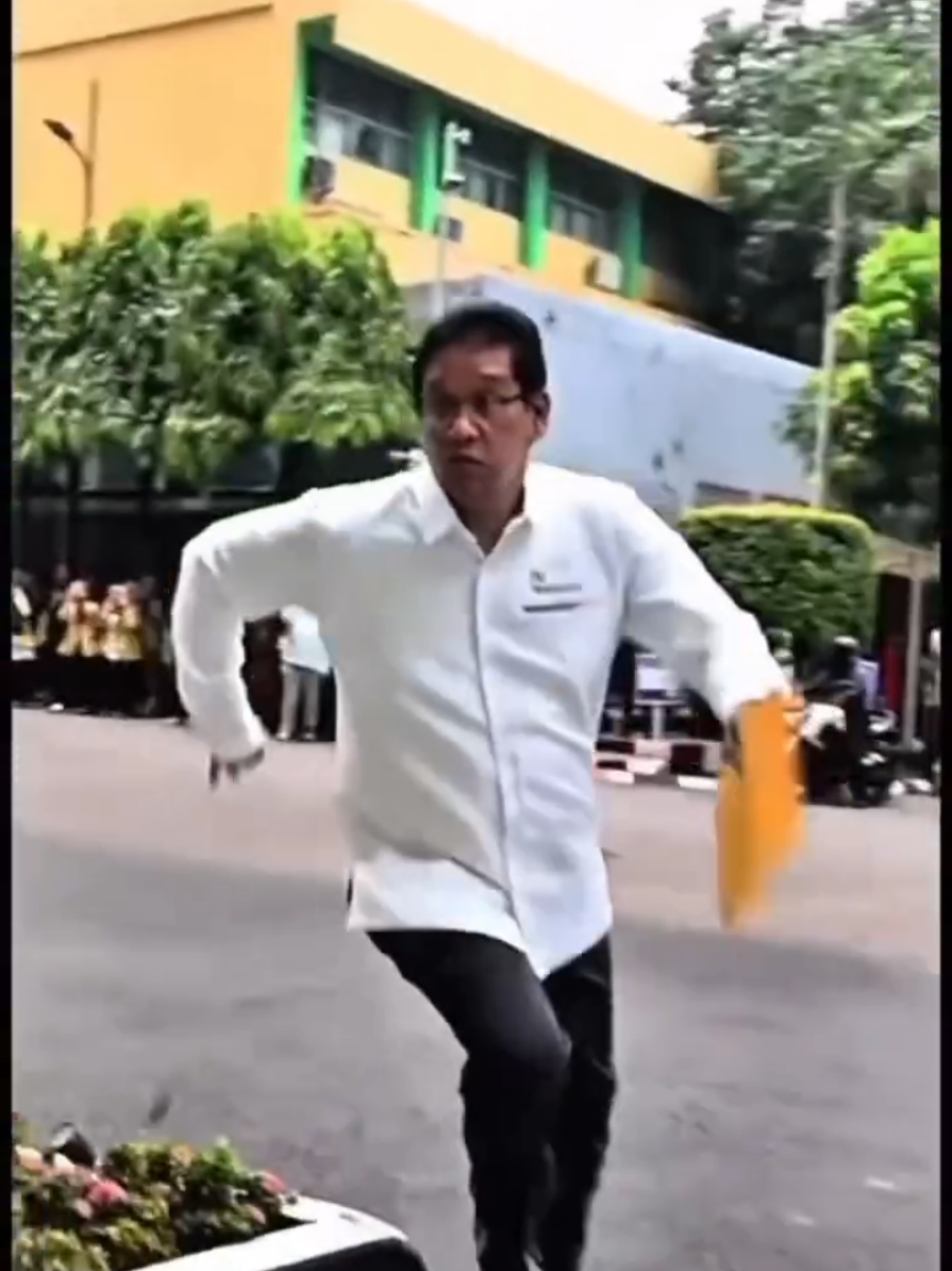 Menteri Keuangan (Menkeu) Purbaya Yudhi Sadewa punya cerita menarik usai menjalani hari yang padat agenda pada Senin (20/10/2025).  _ Kepada wartawan, Purbaya mengaku hampir saja diminta melakukan push-up oleh Presiden Prabowo Subianto gara-gara datang terlambat ke agenda resmi di Kejaksaan Agung. _ Purbaya sempat menjelaskan bahwa dirinya tidak ingin terlambat lagi ke agenda bersama Presiden, karena pengalaman pagi tadi nyaris membuatnya harus melakukan hukuman fisik.  _ “Aduh, saya sudah mau gini,” katanya sambil memperagakan gaya orang sedang push-up. _ Ia pun menutup sesi wawancara dengan wartawan lebih cepat dari biasanya.  _ “Nanti terlambat lagi. Nanti saya disuruh push-up, malu saya,” tambahnya sambil mulai berlari ke arah mobil. 🎬 undercover.id