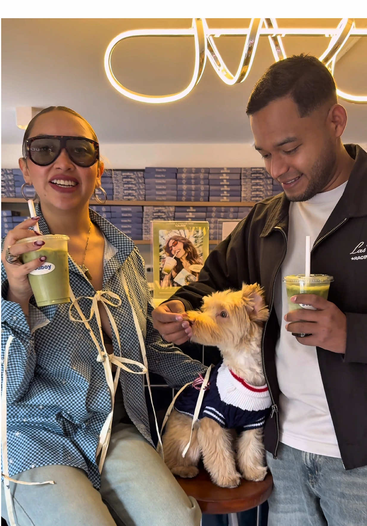 Domingo en familia 👸🏼🐾🌤️ 1- @twiggymaltipoo ama los paseo en carro 🚗  2- Nuestro lugar favorito de galletas @Goodboy ❤️ 3- El mejor matcha 🍵 que he probado Romantizando y amando mi vida junto a ti @Daniela.Styling 🥰❤️ #Lifestyle #maltipoo #truelove❤️ #bogota #couplegoals❤️ 